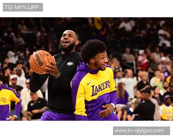 詹姆斯与儿子布朗尼打高尔夫分享珍贵亲子时光感悟人生乐趣